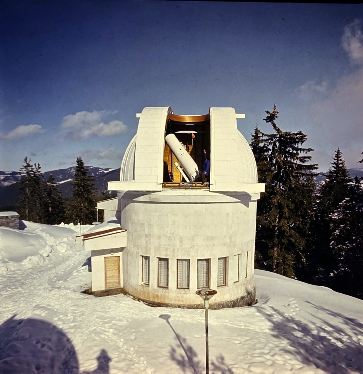 Шмит-телескоп и неговата кула